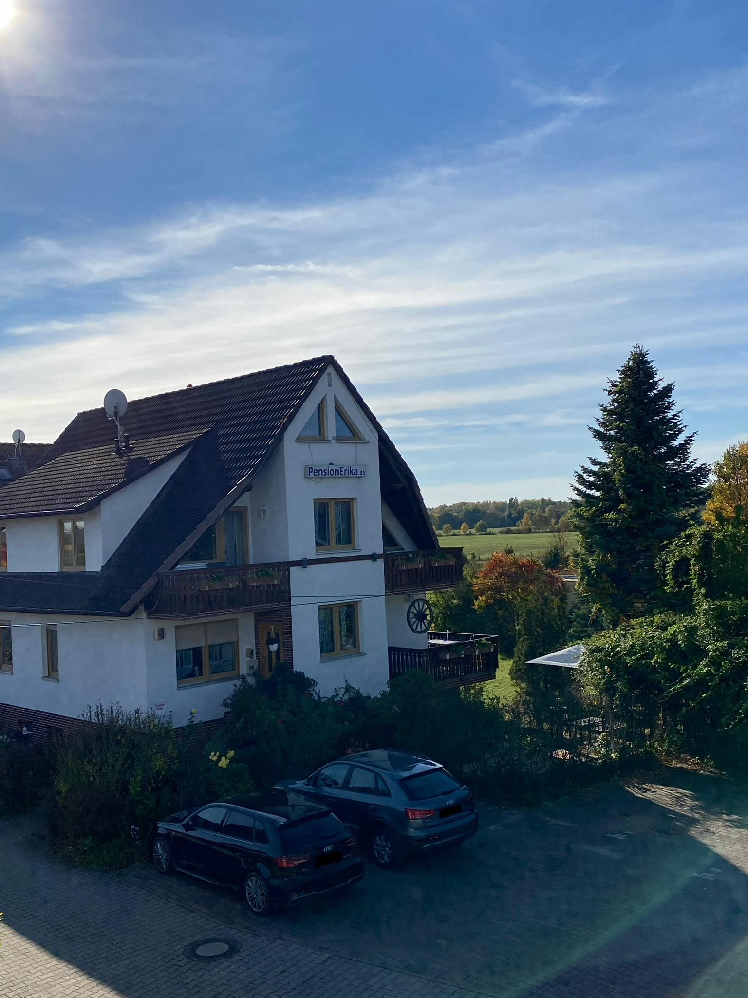 Pension Erika mit dem Parkplatz auf dem Gelände
