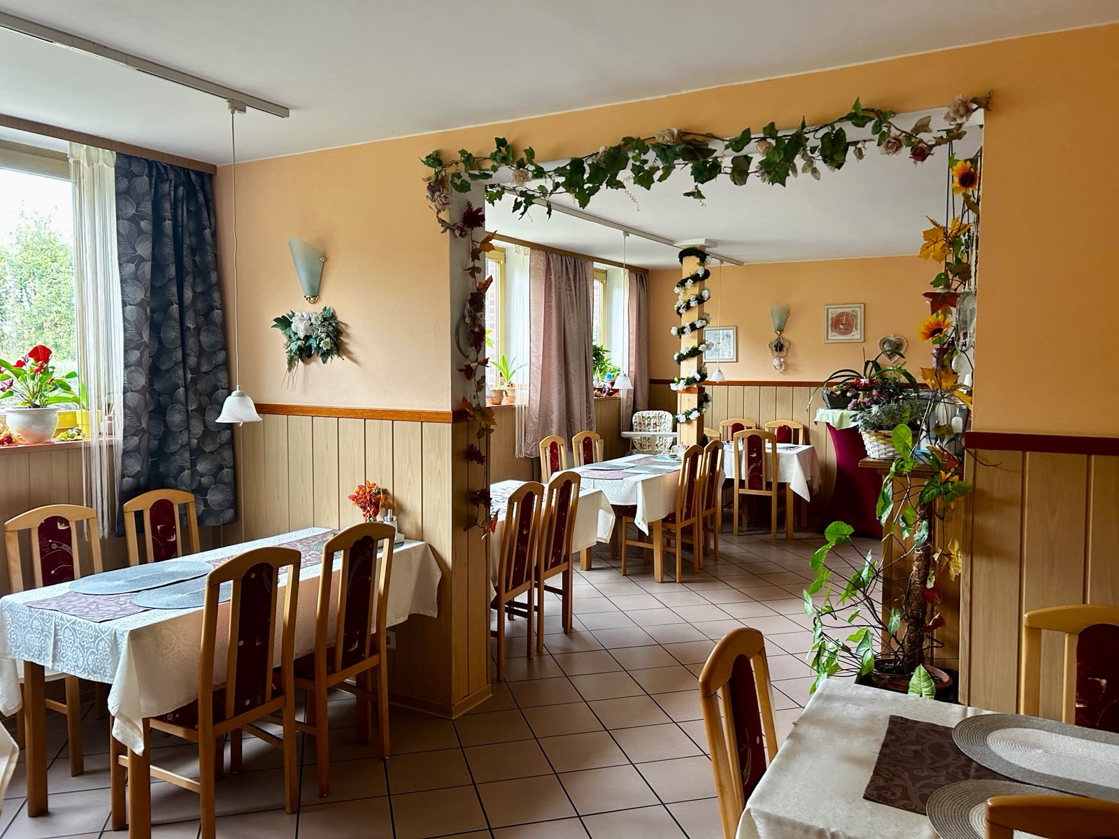 Heller Frühstücksraum der Pension Erika